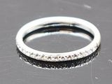 un gros plan d'une bague posée sur une table