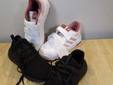 deux paires de chaussures posées sur un parquet