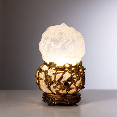 une lampe posée sur une table
