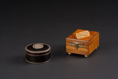 Lot constitué de : - Boîte à bijoux en bois plaqué, à décor … - Photo 1