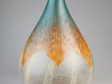 un vase en verre posé sur une table