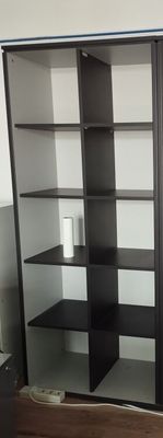 Une étagère de rangement foncée.