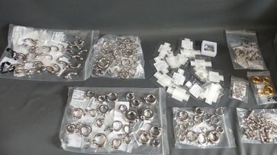 une multitude de bagues et de boucles d'oreilles en argent et en or posées sur une table