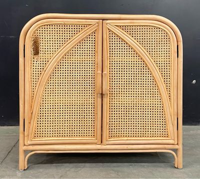 une armoire en rotin à deux portes et deux tiroirs
