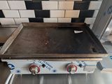 une cuisinière à deux feux dans une cuisine