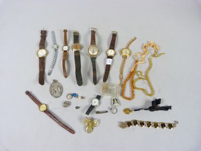 de nombreuses montres et bracelets posés sur une surface blanche