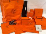 un tas de sacs orange posés sur une table