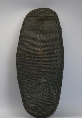 Bouclier ancien en vannerie de rotin à patine sombre de form…