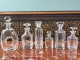 plusieurs bouteilles en verre posées les unes à côté des autres sur une table
