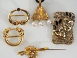 beaucoup de bijoux en or sur une surface blanche