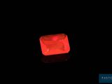 l'image d'un diamant rouge incandescent sur une surface noire