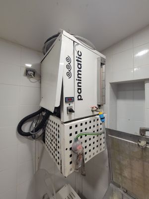 une photo d'une buanderie avec une machine à laver et un sèche-linge