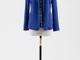 un blazer bleu sur un mannequin, devant un fond blanc