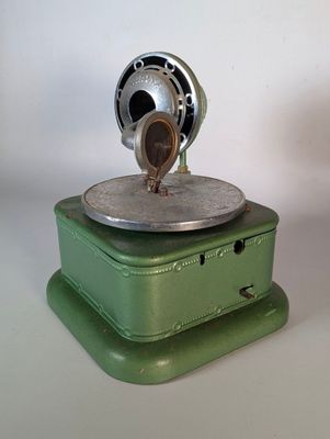 Petit gramophone Nirona incomplet et repeint.