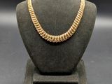 gros plan d'un collier sur un présentoir pour mannequin