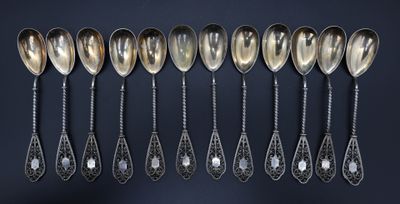 un service de six cuillères en argent ornées de motifs élaborés