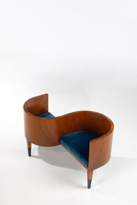 un banc en bois sur lequel est posé un coussin bleu
