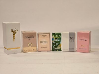 Plusieurs types de parfums sont alignés sur une surface blanche