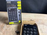 une boîte contenant un clavier, posée sur une table