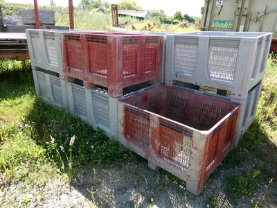 de nombreuses caisses posées par terre dans l'herbe