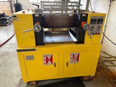 La machine est dans le garage, prête à être utilisée.