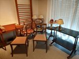 une pièce dans laquelle se trouvent une table, des chaises et une échelle
