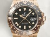 une montre-bracelet en or avec un cadran noir
