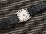 une montre posée sur une surface noire