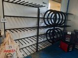 beaucoup de pneus sur les étagères du garage