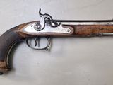 un gros plan d'une arme accrochée au mur