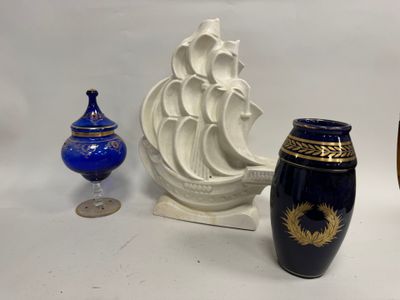 trois vases posés l'un à côté de l'autre sur une table