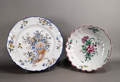 deux assiettes ornées de fleurs