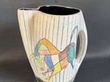 une tasse blanche sur laquelle est dessiné un poisson
