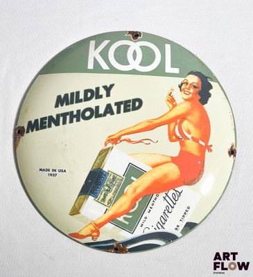 un bouton sur lequel figure l'image d'une femme assise sur un paquet de cigarettes