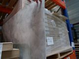une personne tenant un bout de papier dans un entrepôt