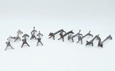 beaucoup de petits soldats qui se tiennent debout dans la neige