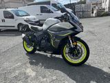 une moto qui est garée dans un parking