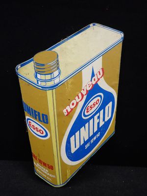 une vieille boîte de conserve d'Unilu sur fond noir