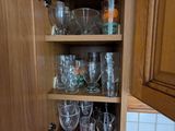 un placard contenant de nombreux verres et tasses