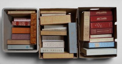une boîte pleine de livres posée sur une table