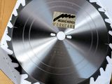une grande lame de scie circulaire dans une boîte posée sur une table