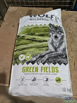 un sac de croquettes pour chien « Green Fields » posé sur une table en bois