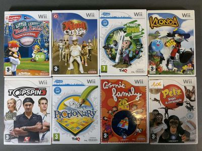 Plusieurs jeux Wii sont alignés les uns à côté des autres sur une table