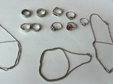 beaucoup de bijoux en argent sur une table blanche
