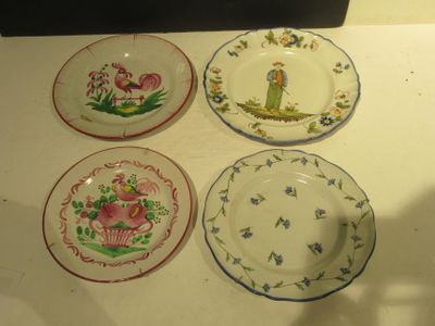 quatre assiettes à motifs différents posées sur une table