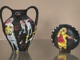 deux vases posés sur une table en verre