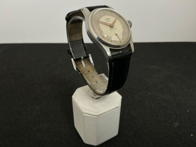 une montre posée sur un support sur une table