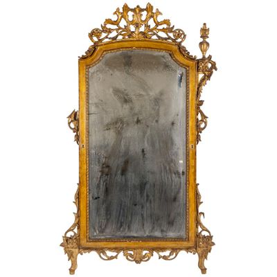 un miroir avec un cadre en or