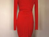 une robe rouge sur un mannequin, un mannequin, un mannequin, un mannequin, un mannequin, un mannequin, un mannequin, un mannequin, un mannequin