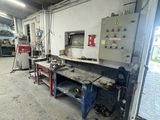 une photo d'un atelier d'usinage rempli d'outils